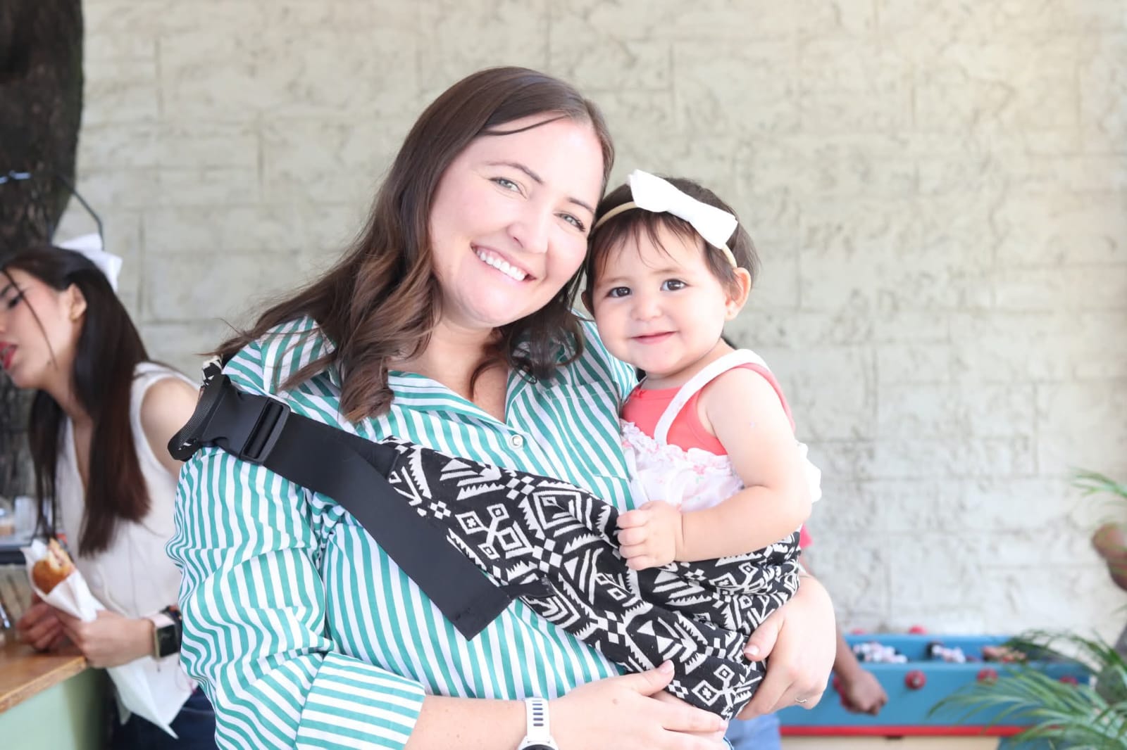 Mujer sonriendo y posando con gorra